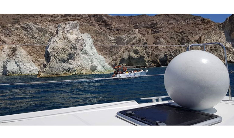 Ημερήσια κρουαζιέρα με καταμαράν στη Σαντορίνη