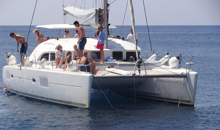 Ημερήσια κρουαζιέρα με καταμαράν στη Σαντορίνη