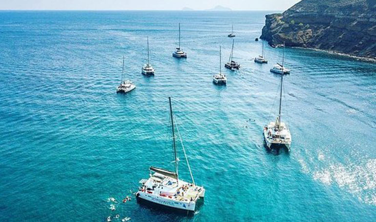 Ημερήσια κρουαζιέρα με καταμαράν στη Σαντορίνη