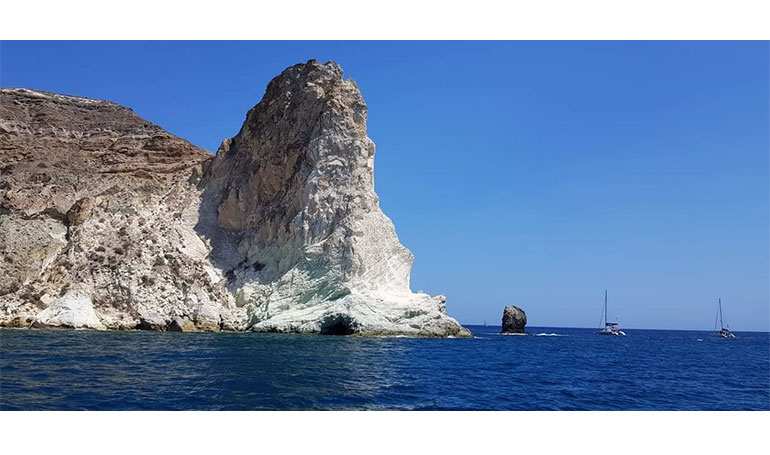 Ημερήσια κρουαζιέρα με καταμαράν στη Σαντορίνη
