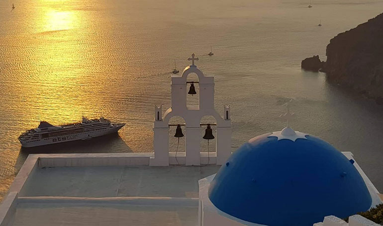 Tailor made tours with Nobilitiy tours at Santorini