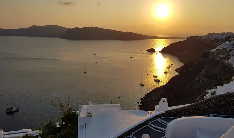 Tailor made tours with Nobilitiy tours at Santorini